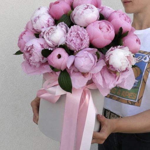 caja con peonias